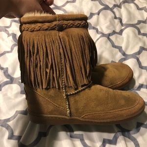 Minnetonka Fringe Classic Pug Boot sz 9